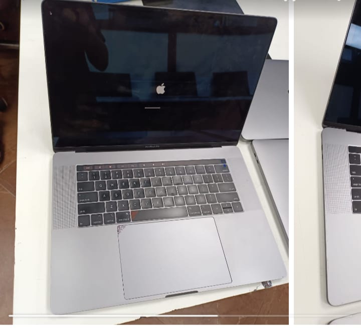 Apple 1990 i7, 16Gb,512 Gb SSD,15.4" Retina Display 1.5gb iris graphic+ 4 Gb graphic card (2018)